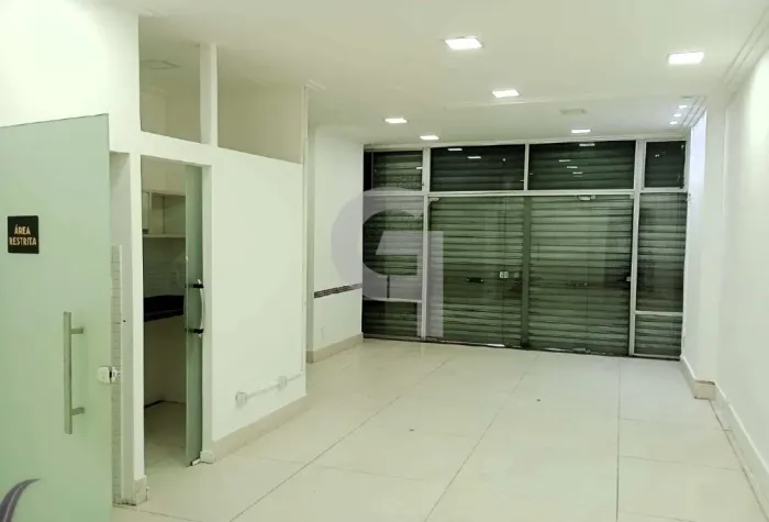 Loja frente rua com banheiro e 38,25m² no Ed. Cidade Baixa no Comércio.