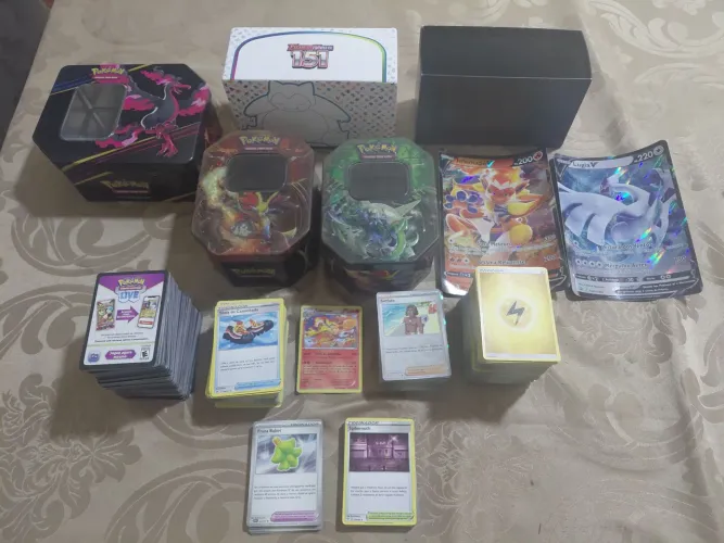 Lote de 541 cartas pokémon +infernape foil + latas e caixas + cartas jumbo V!