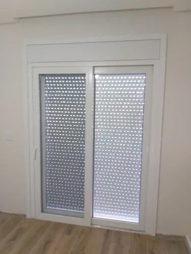 Porta de PVC com persiana