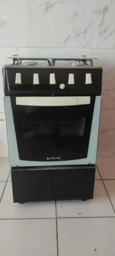 Vendo um fogão Atlas, super conservado. Valor 260.