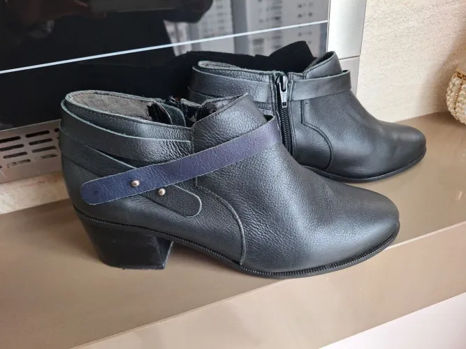 Bota couro feminina nova
