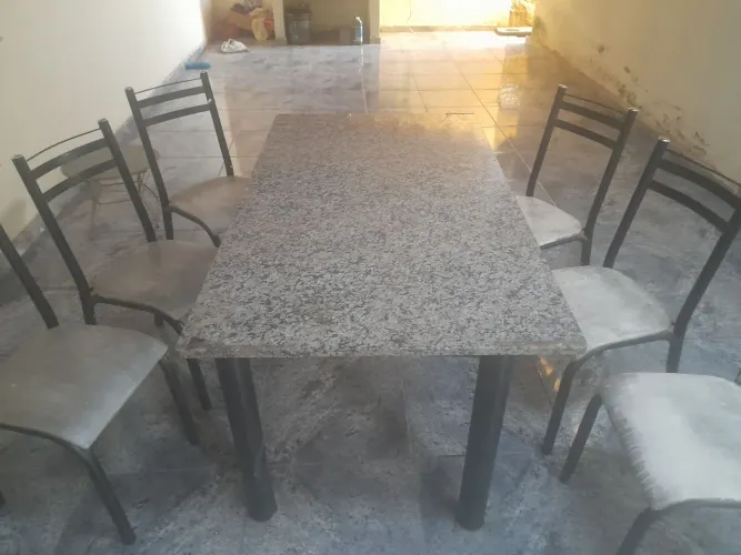 Mesa tampo de pedra com 06 cadeiras