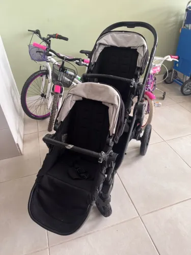 Carrinho de gêmeos comprado em Orlando há 2 anos. 