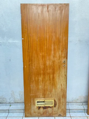 Vende-se porta de madeira macica 2,10x 0,80