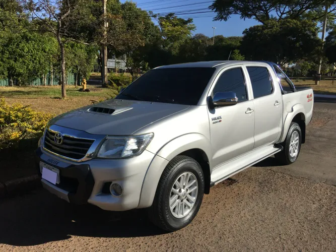 Toyota Hilux CD SRV D4-d 4X4 3.0 TDI Diesel AUT 2013