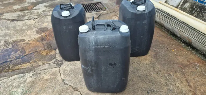 Bombonas (galões) de 50 litros vazios.