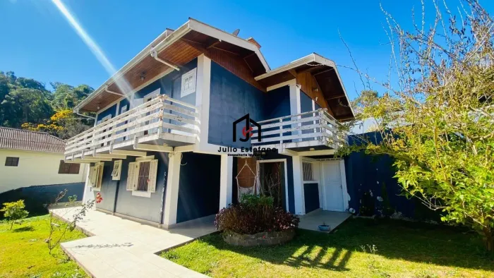 Casa com 5 dormitórios sendo 2 suítes no bairro Vila Nova Suíça em Campos do Jordão
