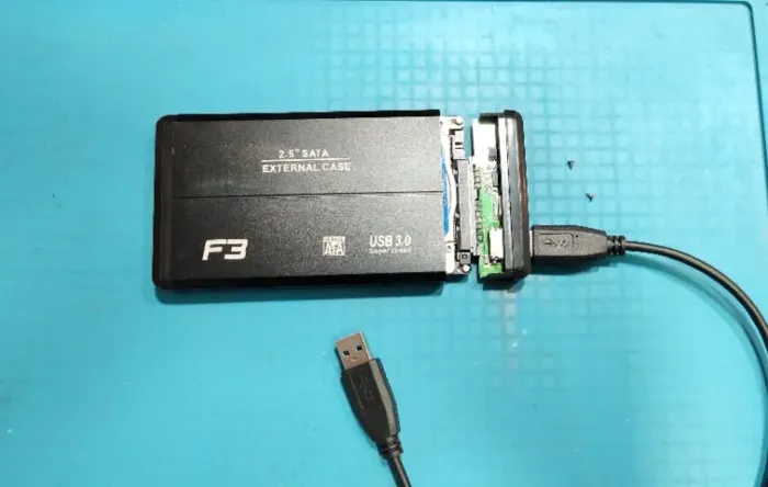 HD Externo composto de HD de Notebook com 1TB e Case USB 3.0