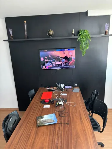 Mesa e painel para escritorio