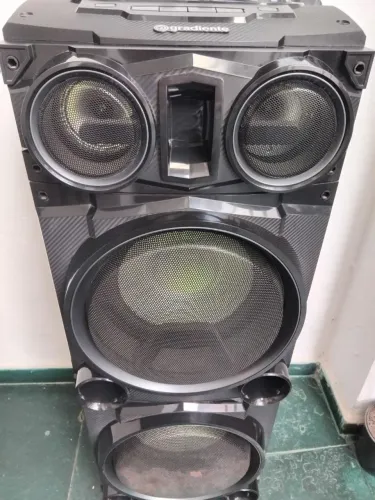 VENDE UM SOM GRADIENTE USADO MAIS BEM CONSERVADO DA COR PRETO TEM VÁRIAS LUZ ? DE COR 