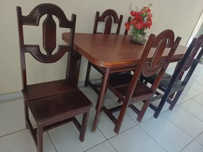 Mesa em madeira com 6 cadeiras 