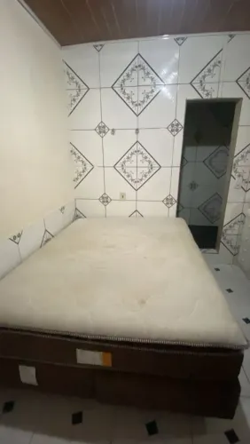 Cama king box com mola pouco uso