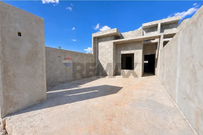 Casa com 03 quartos e 02 vagas de garagem no Jardim Cooapagro!