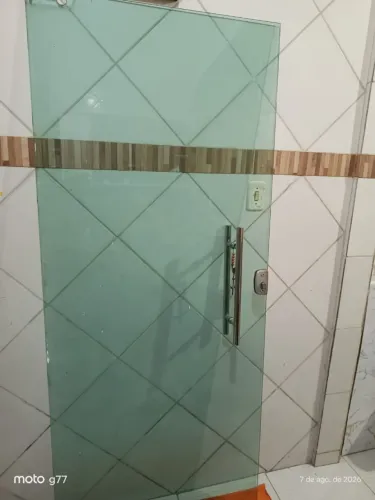 Porta e janela de vidro, elas estão completas
