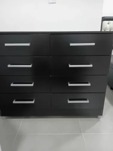 Comoda preta nova