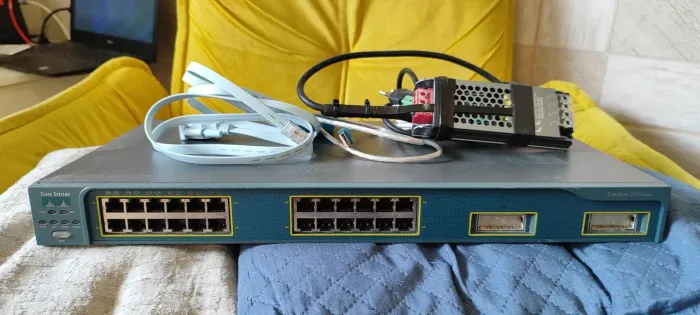 Switch Cisco Catalyst 2950 ? 24 Portas + Cabos e Fonte