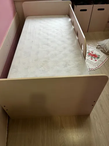 Vende-se cama de solteiro infantil com colchão 