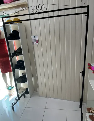 Arara de roupa preta nova 