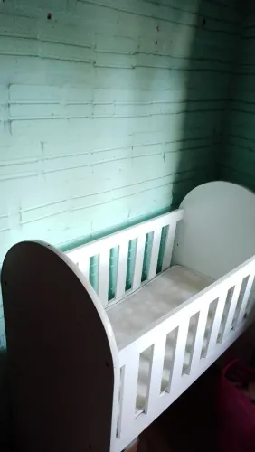 Mini berço com colchão, contém rodinhas apenas um pequeno arranhão na lateral 