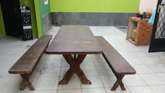 Mesa de madeira. 2.20 x. 080 + 2 bancos