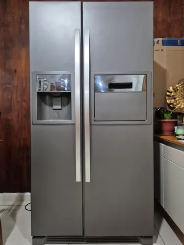 Refrigerador side by side inox modelo SH70X SANSUNG COM DEFEITO NO REFRIGERADOR.