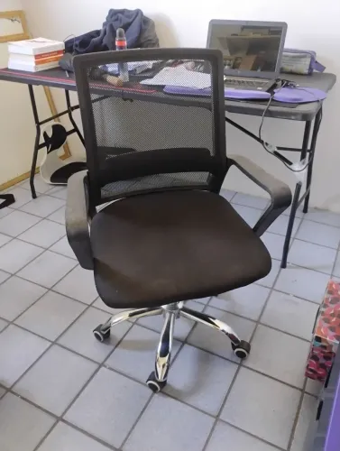 VENDO DUAS CADEIRAS DE ESCRITÓRIO