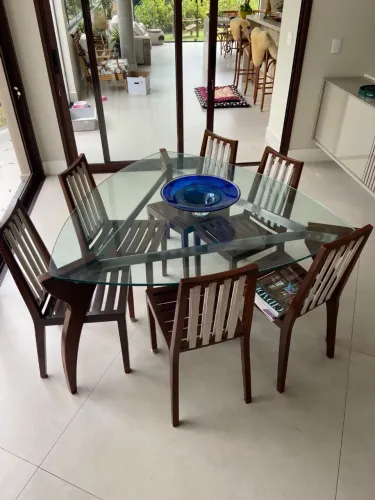 Mesa triangular nova tampo de vidro com 6 cadeiras base metálica e madeira