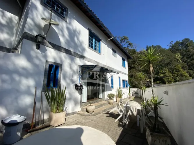 Casa à venda na Vila Militar em Petrópolis/RJ, com 5 quartos. Casa de hóspedes.