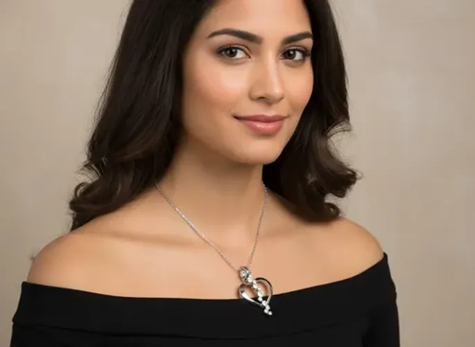 Colar Feminino Prateado Coração Vazado Com Strass Prateado