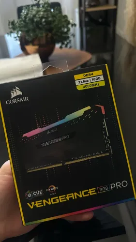 Memória RAM Corsair Vengeance RGB Pro 16GB (2x8GB) DDR4 4000MHz