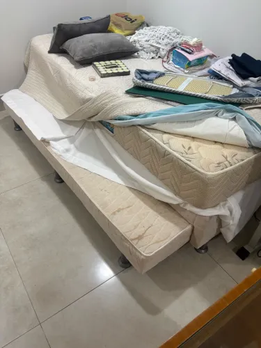 Cama de solteirão com cama auxiliar