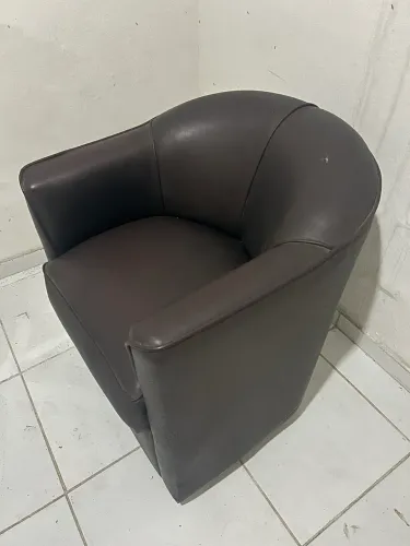 VENDO CADEIRA DO PAPAI EM COURO , PERFEITO ESTADO SEM AVARIAS , VALOR 150,00