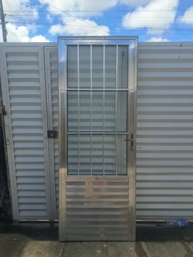 Porta de alumínio com postigo e grade (2,10m x 0,80m) - Com Chave