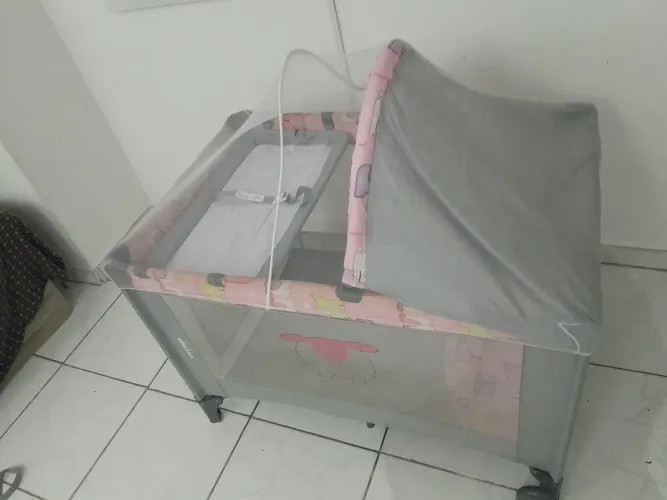 Berço portátil com mosqueteiro (chiqueirinho) Rosa VOYAGE
