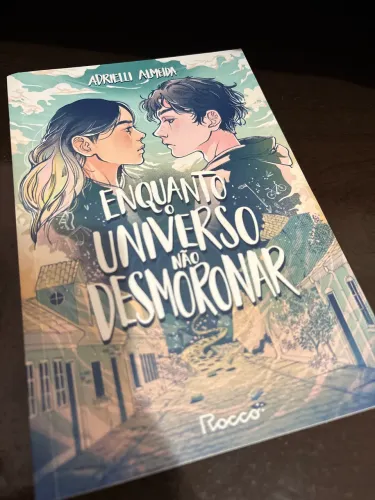 Livro Enquanto O Universo Não Desmoronar - Adrielli Almeida