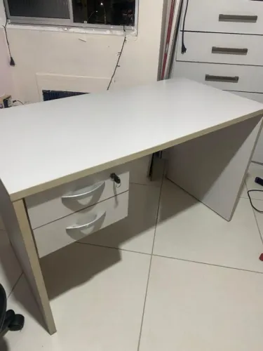 Mesa de escritório com duas gavetas