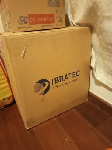 Lote com caixas rígidas e plásticos de colchões para mudança 