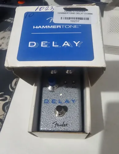 Pedal Fender Hammertone Delay digital analógico Chorus  nas repetições  de delay 