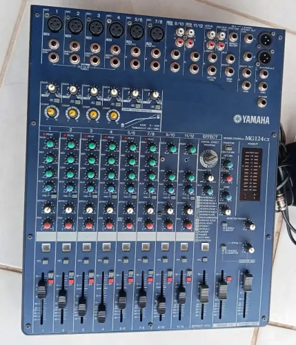 Mesa de som Yamaha mg124cx.