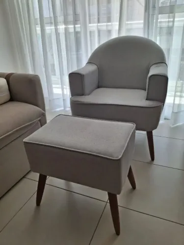 Poltrona Capri com Puff Cinza Neblina