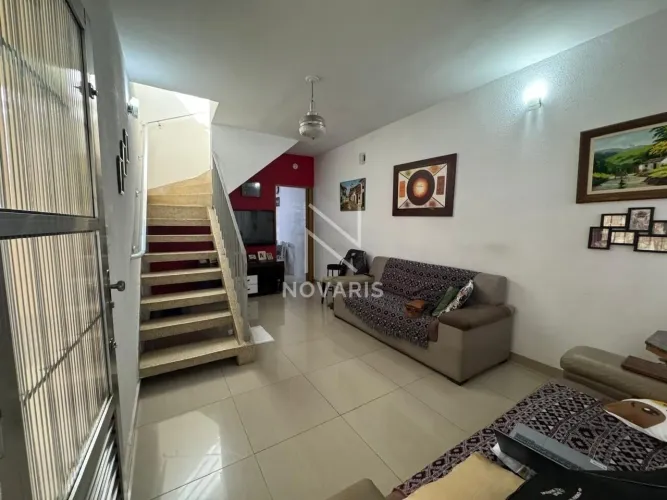 Casa ampla com 3 dormitórios e 2 vagas