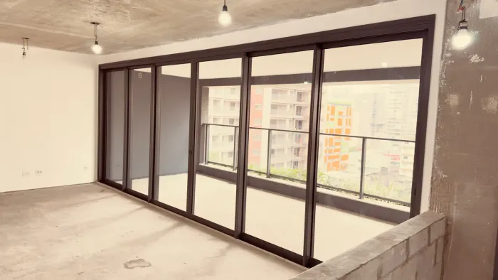 Porta de alumínio preta com vidro e fechadura (6 folhas)