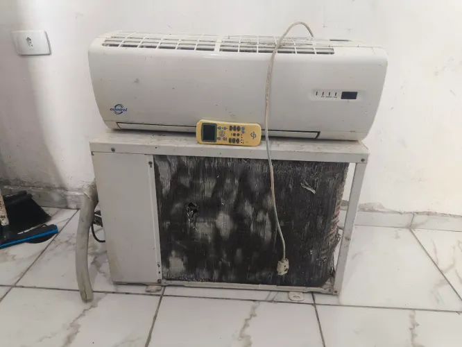 SPLIT ADMIRAL 9.000 BTUs (está bom, mas precisa de alguns reparos)
