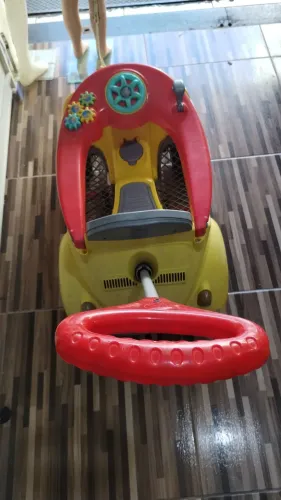 Vende se quadriciclo da calesita em formato de Fusca na cor amarela 