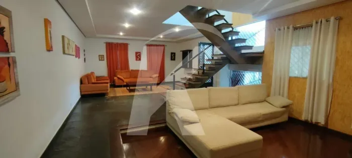 Sobrado com 4 quartos, sendo 1 suíte, sala, cozinha, 4 banheiros, 3 vagas de garagem