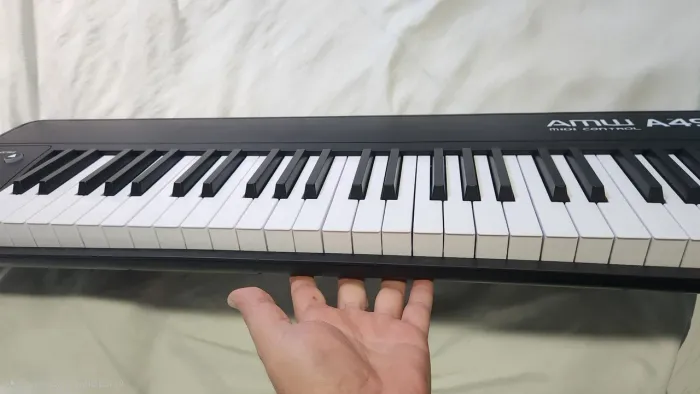 Teclado Controlador MIDI AMW A49 com 49<br>Teclas Sensíveis Preto USB MIDI