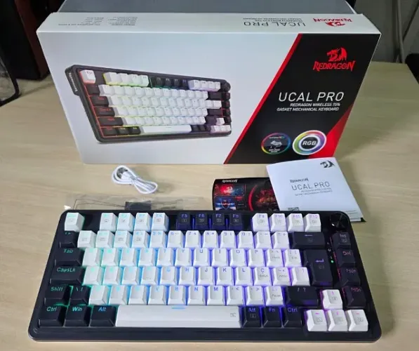 Teclado gamer mecânico Redragon Ucal Pro RGB sem fio (NOVO)
