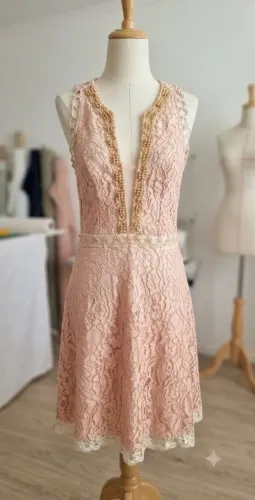 vestido modelo de festa em renda na cor nude rosado