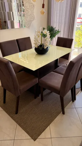 Mesa com tampo de vidro com 6 cadeiras