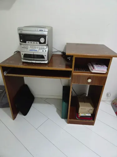ESCRIVANINHA EM MADEIRA COM LUGAR PRA COMPUTADOR , GAVETA E ESPAÇO EMBUTIDO TIPO COFRE.